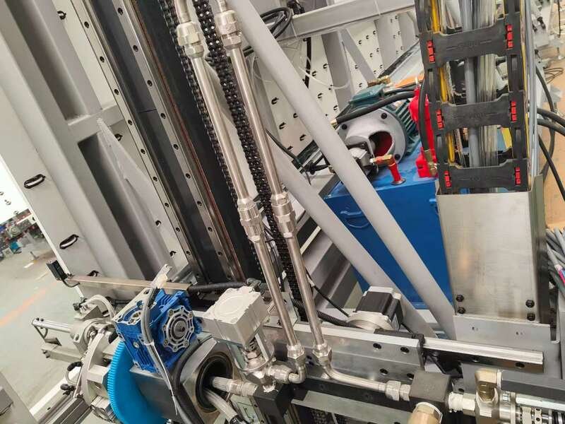 High-precision dynamic mixer technology in a servo motor-driven automatic glass sealing robot, ensuring consistent and homogeneous sealant blending.