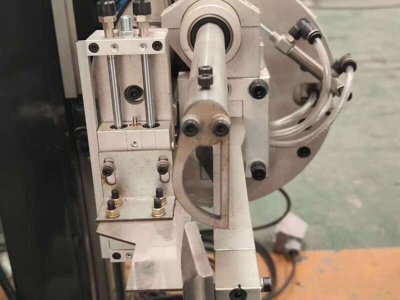 High-precision sealant applicator in an insulating glass production line, ensuring uniform and airtight IGU sealing.